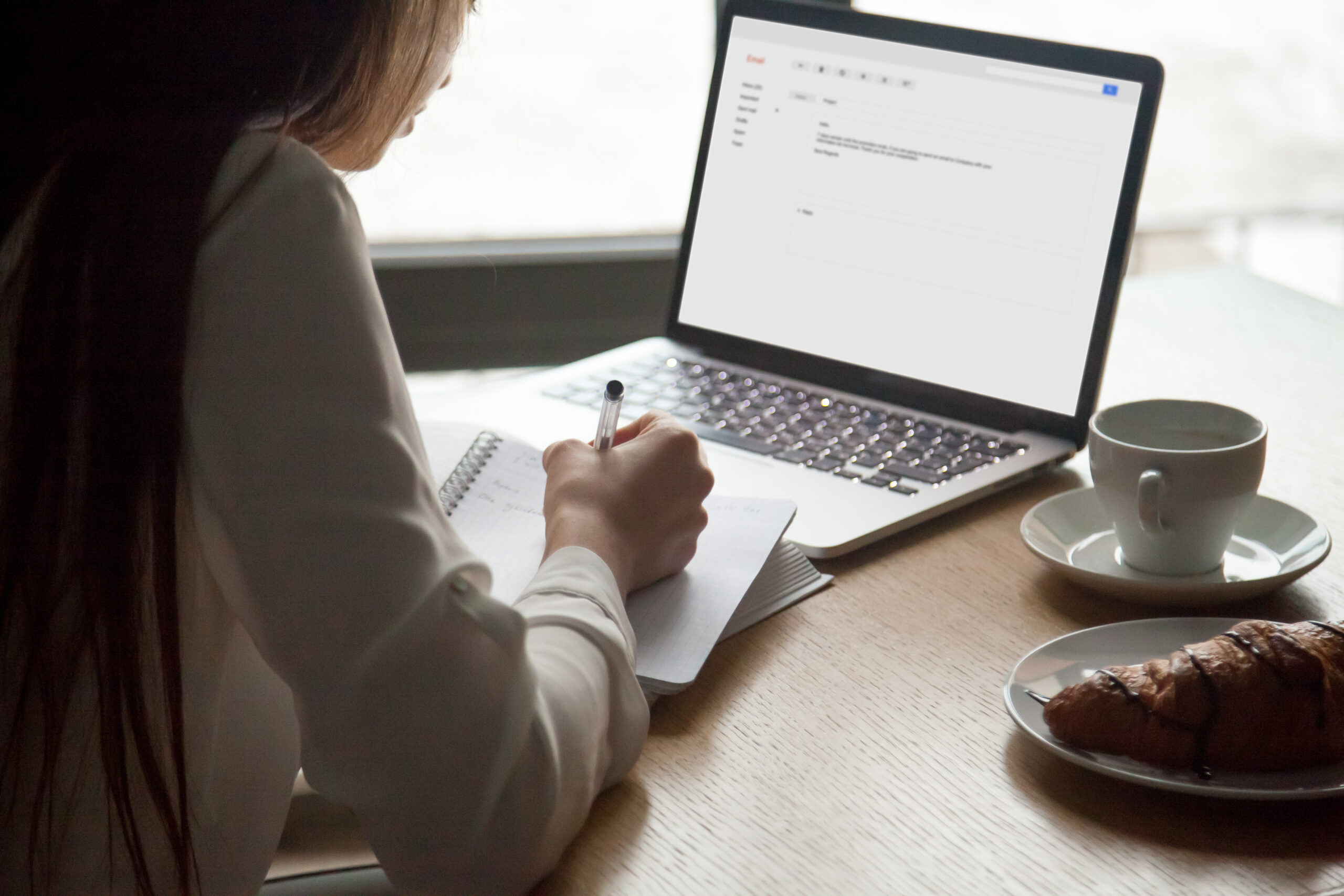 Vì sao nên dùng tiếng Anh thương mại thay vì tiếng Anh giao tiếp khi viết email?